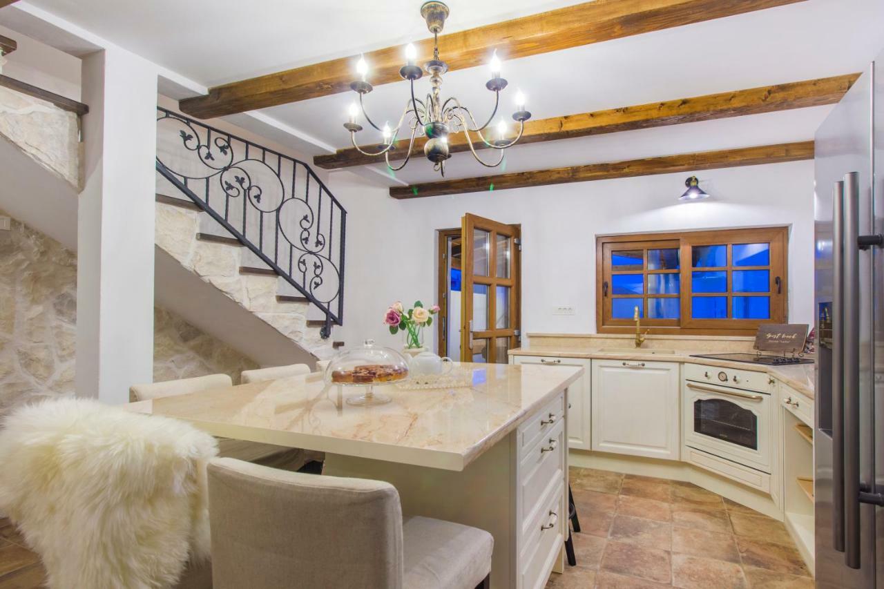 House For Rent Leila Villa ชิเบนิก ภายนอก รูปภาพ