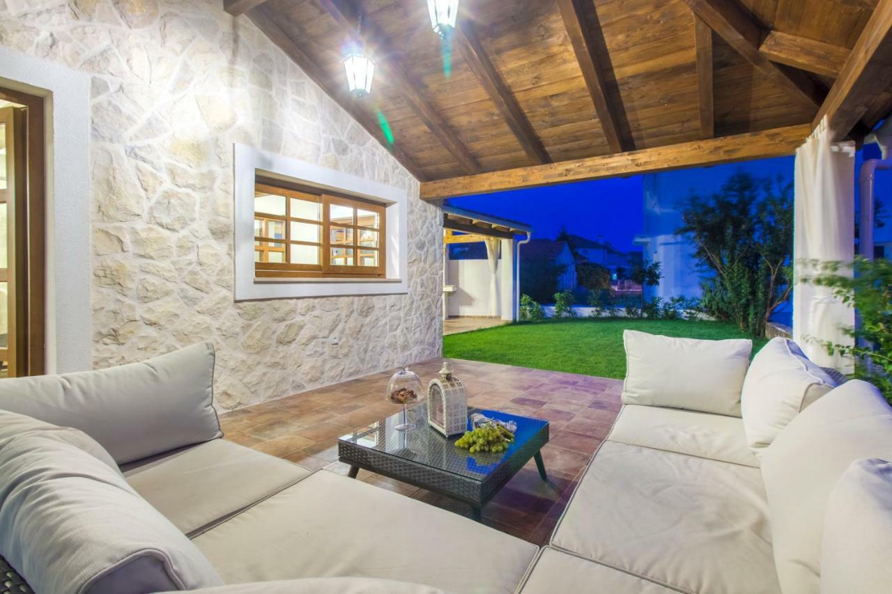 House For Rent Leila Villa ชิเบนิก ภายนอก รูปภาพ