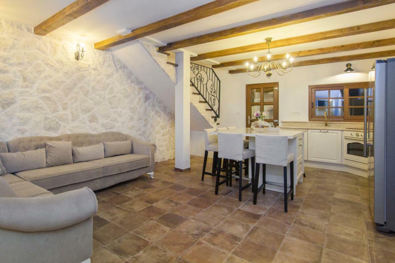 House For Rent Leila Villa ชิเบนิก ภายนอก รูปภาพ